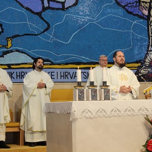 Talijanski svećenik s Hrvatima molio za unesrećene u poplavama